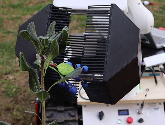 Agricultural mobile manipulator featured in the Universidad Católica research announcement.