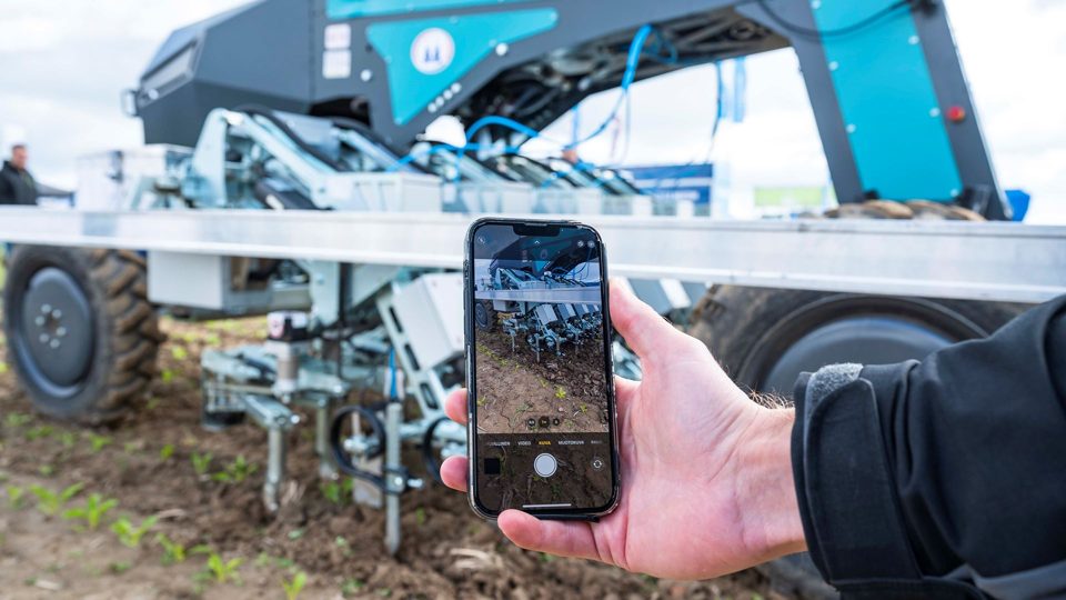 Publisher photograph of a field robot and smartphone interface accompanying DLG’s 2024 exhibition report