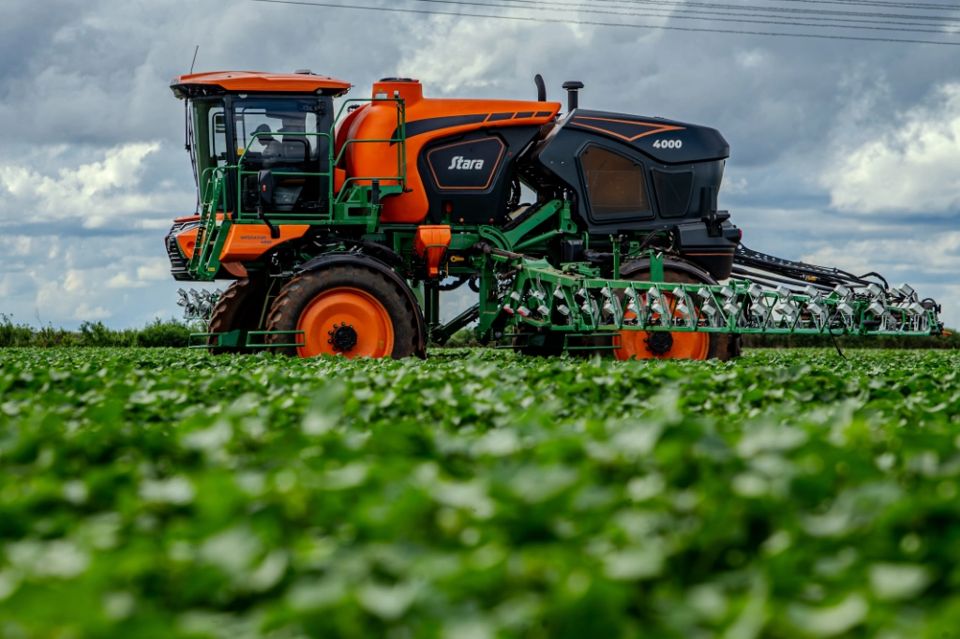 Stara Imperador 4000 Eco Spray operates in a crop field.